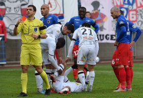 32'. Pour un tacle non maîtrisé sur Billy Ketkeophomphone, l'arbitre expulse Alaeddine Yahia. Malgré cette infériorité numérique, les Caennais préserveront leur cage inviolée.