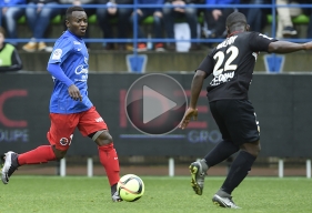 Après avoir intercepté un ballon dans sa propre moitié de terrain, Saidi Ntibazonkiza a poussé à la faute Nampalys Mendy ; le Niçois commettant une obstruction dans sa surface de réparation synonyme de penalty pour le Stade Malherbe.