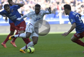 Avertis au Stade des Lumières, leur troisième avertissement en moins de dix rencontres, Nicolas Seube et Damien Da Silva, entourant, ici, Alexandre Lacazette, seront suspendus pour le déplacement à Saint-Etienne le 28 février.