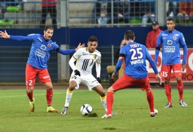 Sorti à la pause après une alerte à la cuisse, Nicolas Seube, ici, avec Julien Féret et Emmanuel Imorou en train de cerner Sofiane Boufal, devrait être opérationnel à Rennes.