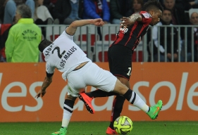 Ici en duel avec Nicolas Seube, Alassane Pléa qui a débloqué son compteur lors de la journée précédente à Troyes symbolise la puissance de frappe niçoise.