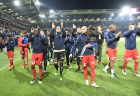 Dennis Appiah, Rémy Vercoutre, Vincent Bessat et l'ensemble de leurs coéquipiers, en train de faire un tour d'honneur, samedi, après la victoire contre Bordeaux, ont battu de nombreux records du Stade Malherbe cette saison.