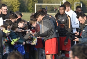 A l'issue de l'opposition disputée sur le stade Jules-Rimet de Verson, les joueurs de Patrice Garande ont répondu aux nombreuses sollicitations de leurs jeunes supporters.