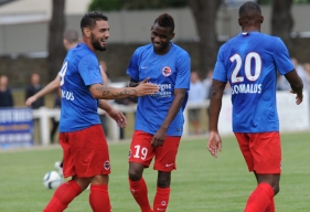 Andy Delort, qui a marqué son premier but sous ses nouvelles couleurs, est félicité par ses nouveaux coéquipiers, Jordan Leborgne et Hervé Bazile.