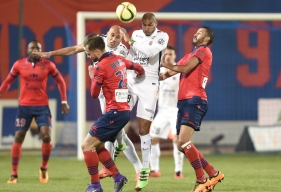 Malgré l'engagement d'Alaeddine Yahia et de Jordan Adéoti, ici, au duel avec Damjan Djokovic, le club normand repart avec une défaite de Mezzavia.