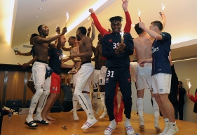 Dans le vestiaire du Parc des Princes, les Caennais - qui ont arraché leur maintien en obtenant le nul face au PSG - laissent éclater leur joie. Ils joueront toujours en Ligue 1 la saison prochaine.