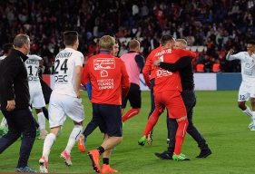 Après avoir eu la confirmation que Lorient et Bordeaux s'étaient quittés sur le score de 1-1, Patrice Garande, Rémy Vercoutre et l'ensemble de la délégation caennaise explosent de joie sur la pelouse du Parc des Princes.