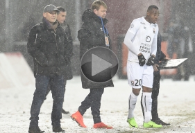 Malgré des conditions de jeu difficiles avec la neige, Patrice Garande qui s'est assis sur un banc de L1 pour la 100e fois était satisfait que ce match ait eu lieu. "Les reports, ça suffit"