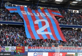 En avant-match, le MNK a déployé un maillot géant de Nicolas Seube dans la tribune Borrelli.