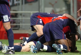 Toute la joie des Caennais en 2005 après le troisième but de Cédric Hengbart, enseveli sous ses coéquipiers, synonyme de victoire du Stade Malherbe au Stadium.