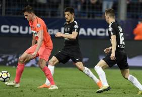 Touché au psoas et sorti à la mi-temps, Ivan Santini - ici, face aux Parisiens Yuri Berchiche et Giovanni Lo Celso - est très incertain pour le déplacement à Metz en championnat samedi.