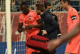 Ouvert de trois centimètres sur le crâne suite à un choc avec Adama Niane, Romain Genevois - remplacé à la pause par Jessy Deminguet - a été passé des examens à l'hôpital de Troyes. Il a tout de même pu rentrer avec la délégation caennaise.