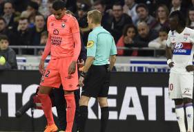 Touché à l'adducteur droit, Ronny Rodelin a été contraint de quitter la pelouse du Groupama Stadium à un quart d'heure de la fin. Sa participation pour le match à Angers, samedi prochain, est incertaine.