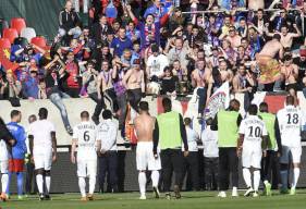 La communion entre les joueurs du Stade Malherbe Caen et les supporters lors du match nul obtenu en 2016