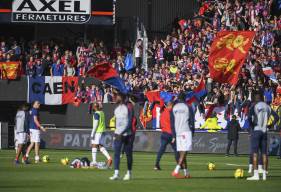 Les joueurs du Stade Malherbe à l'échauffement devant leurs supporters avant d'affronter l'En Avant Guingamp hier soir