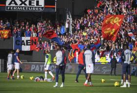 Les joueurs du Stade Malherbe Caen à l'échauffement devant près de 1 000 supporters présents à Guingamp