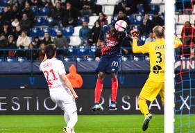 Prince Oniangué aurait pu égaliser rapidement après l'ouverture du score mais le capitaine caennais a trouvé le poteau de Paul Bernardoni