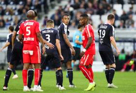 Le bordelais Jules Koundé attentifs devant Baisama Sankoh et Claudio Beauvue sur un corner pour le Stade Malherbe