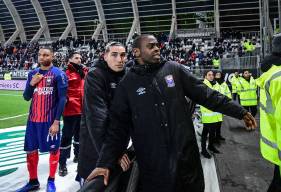 Prince Oniangué et les caennais ont échangé avec les nombreux supporters qui ont fait le déplacement hier soir après le match à La Licorne