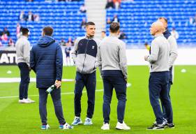 Les joueurs et le staff du Stade Malherbe Caen sur la pelouse du Groupama Stadium avant d'affronter l'OL samedi soir