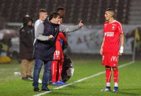 Fabien Mercadal donne ses consignes à un Fayçal Fajr beaucoup plus libre hier avec ce nouveau système en 5-3-2