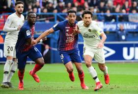 Les caennais très attentifs devant les parisiens et Marquinhos lors de ce corner des joueurs de la capitale