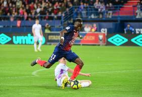 Casimir Ninga aurait pu ajouter un quatrième but en fin de rencontre, gêné par un défenseur rémois, il a buté sur Édouard Mendy