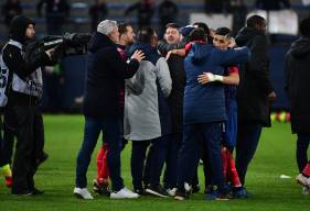 La joie du staff caennais et de Fayçal Fajr après le penalty décisif inscrit par le capitaine "rouge et bleu"