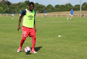 Pape Sané lors de l'échauffement avant l'opposition face à l'US Concarneau. L'attaquant aura effectué l'intégralité de la préparation avec le Stade Malherbe avant de rejoindre l'AS Nancy-Lorraine