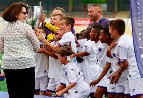 La joie des jeunes joueurs du Toulouse FC lors de la remise du Trophée Jean Pingeon, ils succèdent au Paris FC