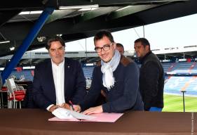 Signature de la convention entre Fabrice Clément (membre du directoire) et Thibault Deslandes (président du FC Saint-Lô) avant la réception du Stade de Reims