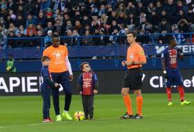 Romain Genevois parrain de l'association VML et deux jeunes bénéficiaire du soutien de cette association ont donné le coup-d'envoi de la rencontre face à l'OM