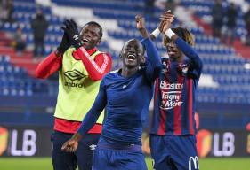 Les joueurs du Stade Malherbe Caen ont longtemps fêté la victoire avec leurs supporters après la rencontre