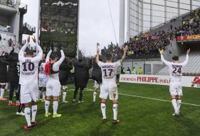 La joie entre les joueurs du Stade Malherbe Caen et les 250 supporters présents au stade Bollaert hier après-midi