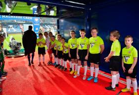 Les jeunes de Port-en-Bessin avant de rentrer avec les joueurs sur la pelouse du stade Michel d'Ornano