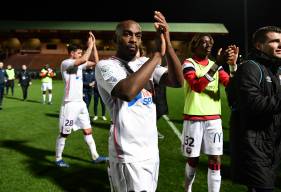 Jonathan Rivierez et les Caennais remercient les supporters après cette victoire (0-1) sur la pelouse du FC Chambly hier soir