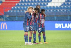 Les défenseurs du Stade Malherbe Caen dans l'attente avant que Benjamin Jeannot transforme son penalty