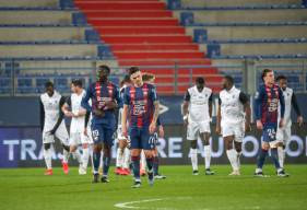 La déception de Jessy Deminguet et des Caennais après l'ouverture du score de Laura pour le Paris FC