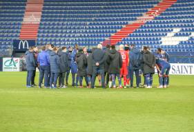 Olivier Pickeu a réuni les joueurs du Stade Malherbe Caen hier après le revers face au Havre AC (0-2)