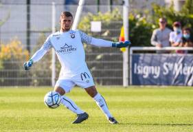 Titulaire pour cette rencontre, Thomas Callens a dû s'incliner juste après la pause face à l'attaquant du Vannes OC (51'). 