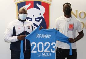 Destiné Jopanguy aux côtés de Djibi Diao lors de la signature de son contrat stagiaire avec le Stade Malherbe 