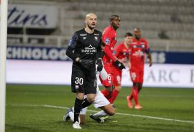 De retour hier dans le but du SM Caen, Rémy Riou s'est montré décisif à plusieurs reprises face à l'AJ Auxerre hier soir