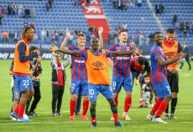 Caleb Zady Sery et les Caennais ont pu célébré la victoire avec les supporters hier soir à d'Ornano