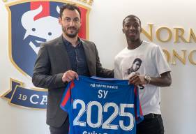 Après avoir fait ses débuts chez les professionnels, Lamine Sy a signé son premier contrat avec le Stade Malherbe