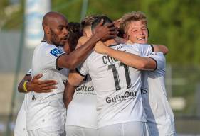 La joie des joueurs du Stade Malherbe après l'ouverture du score d'Alexandre Mendu en début de seconde période 