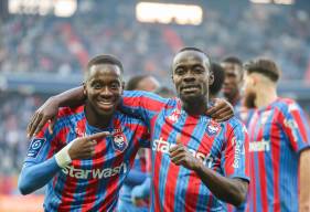 Caleb Zady Sery passeur et Godson Kyeremeh buteur sur la quatrième réalisation du Stade Malherbe