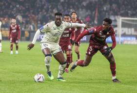 Alexandre Mendy au duel avec Fali Candé hier soir sur la pelouse du FC Metz 