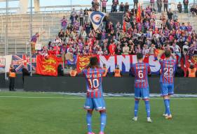 Les joueurs du Stade Malherbe ont pu célébrer la victoire avec les supporters venus en nombre à Amiens