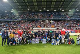 Photo de famille hier soir pour la dernière de la saison au stade Michel d'Ornano