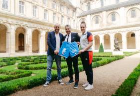 Charles Lebaudy aux côtés du Président Olivier Pickeu et Chloé Charlot lors de la photo officielle de l'équipe féminine